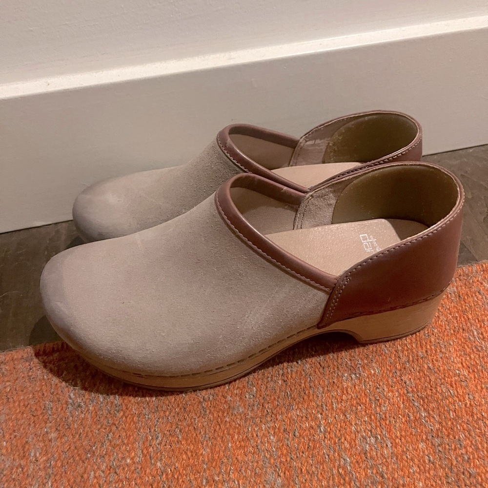 37 | Size 7 Dansko 2 tone beige suede/leather clog - New never worn.